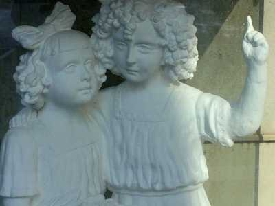La statua di Nella e Ninetta nel cimitero di Bari